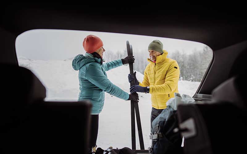 two friends goings skiing