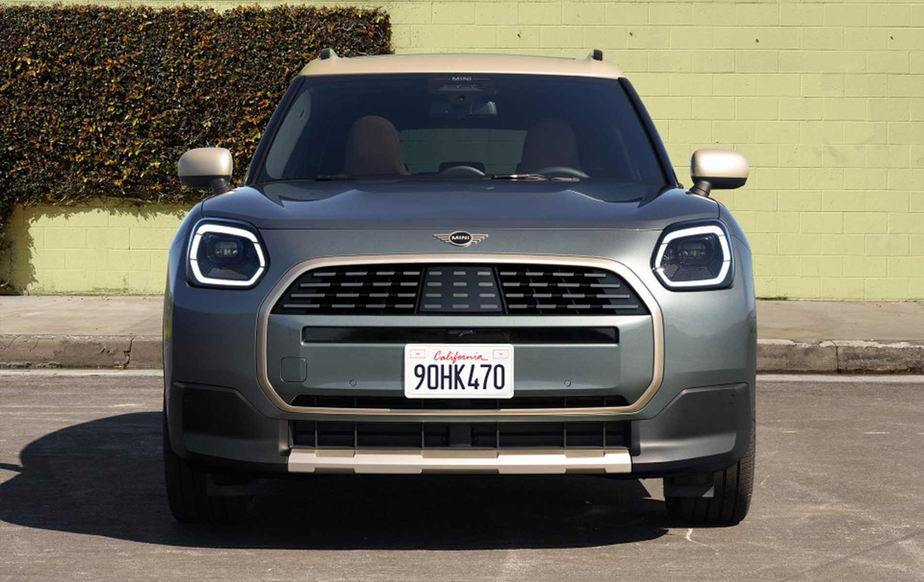 Signature octagonal front grille