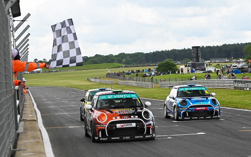 Vertu MINI CHALLENGE Steals The Show At Snetterton